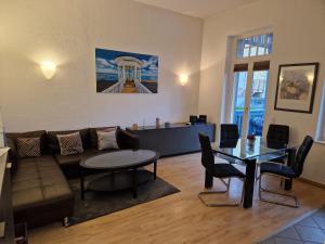 奥斯赛拜-屈隆斯博恩Appartmenthaus Sonnenresidenz I的客厅配有沙发和桌子
