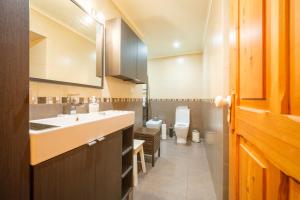 Terra AltaStone Home Casa do Caisinho Pico island的一间带水槽和卫生间的浴室
