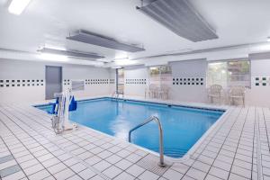 格尼古尔尼贝蒙特旅馆套房酒店的大楼内一个蓝色的大型游泳池