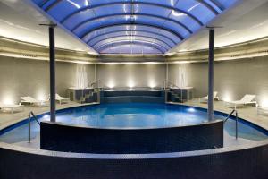 罗萨斯Hotel Mediterraneo的一座拥有蓝色天花板的大型游泳池