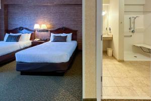 奥古斯塔Maine Evergreen Hotel, Ascend Hotel Collection的酒店客房带两张床和一间浴室