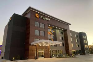 GaltLa Quinta Inn & Suites by Wyndham Galt Lodi North的上面有太阳标志的建筑
