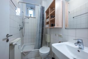 莱比锡Zentral FeWo - EG - Karli - 30qm - Küche - DisneyPlus的白色的浴室设有卫生间和水槽。