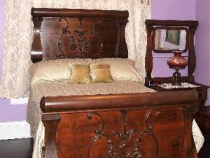 ViennaThe Jewell of Vienna的一张带两个枕头和镜子的木床