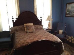 ViennaThe Jewell of Vienna的一间蓝色客房内配有一张大床的卧室