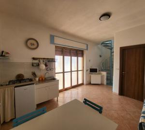 普罗斯西托角Villa Nicole - Spazio Cielo -Punta Prosciutto的厨房配有桌子和台面