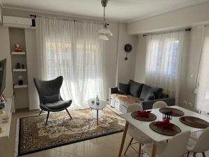 塞萨洛尼基SilverLine Comfort Apartment的客厅配有沙发和桌椅