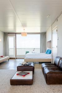 布雷斯肯斯米利阿诺酒店的客厅配有床、沙发和床。