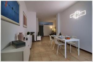 都灵[10 min metro] Palavela Suite的一间配备有白色桌椅的用餐室