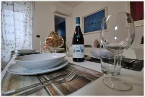 都灵[10 min metro] Palavela Suite的一张桌子,上面放着一瓶葡萄酒和一杯葡萄酒