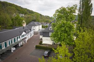 古梅尔斯巴赫Mühlenhelle的享有村庄的空中景色,设有房屋和汽车