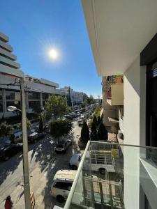 雅典Niarchos apartment III的从大楼的阳台上可欣赏到城市街道的景色