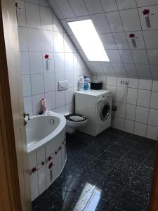Forst1 Zimmer (Monteurzimmer) Bruchsal/Forst 2 Personen的一间带卫生间和洗衣机的浴室