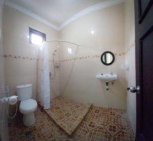 日惹Gated 3BR Residence - 10 mins from Malioboro的一间带卫生间和水槽的浴室