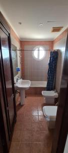 杜拉特阿拉尔فيلا بلوبيتش بمسبح خاص وشاطى رملي的一间带卫生间和水槽的浴室