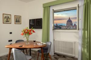 罗马Bloom Hotel Rome的一间设有桌子并享有圆顶景色的用餐室