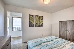 卡幽卡思Pet-Friendly Cayucos Home with Ocean Views!的一间卧室配有一张床、一个梳妆台和一扇窗户。