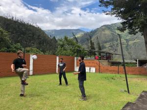 巴尼奥斯Mountain Chalet - Tungurahua Hot Springs/Aguas Termales的一群玩飞盘游戏的人