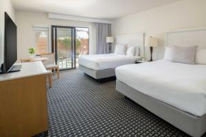 蒂伯龙蒂布龙小屋酒店的酒店客房设有两张床和一台平面电视。