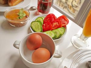 开罗Travelers House的桌上有鸡蛋和蔬菜,还有一碗汤