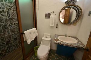 克萨尔特南戈Casa Morasan Hotel-Boutique的一间带卫生间、水槽和镜子的浴室
