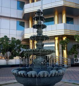 沙鲁拉Address Sharurah Hotel的建筑物前的喷泉