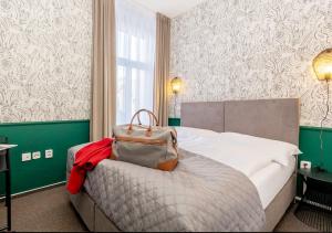 赫拉德茨 - 克拉洛韦Casa的一间酒店客房,配有一张带袋子的床