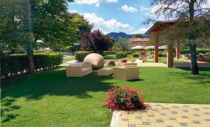 Castropignano德维里别墅酒店的草地上种着长沙发和鲜花的花园