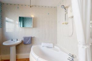 阿贝尔格莱Alberts Retreat的浴室配有白色浴缸和水槽