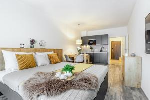 伏尔塔瓦河畔利普诺KORZO LIPNO 2的卧室配有一张白色大床和毛绒地毯