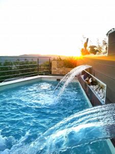 TózarMagical Andalusian Vacation "Los Arcos"的一个带喷泉的游泳池
