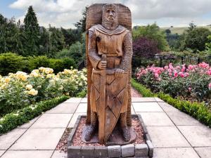 拉纳克Castlegate的站在花园中的神像