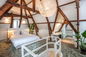 阿姆斯特丹亚瑞娜酒店的一间卧室配有一张床和一个吊灯