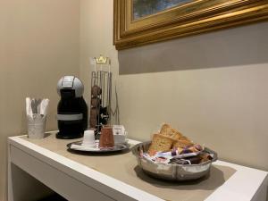 阿普里利亚Anna Rooms的餐桌,配有一碗食物和咖啡壶