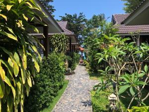 通奈潘海滩Pen's Bungalow Koh Phangan的穿过房子花园的走道
