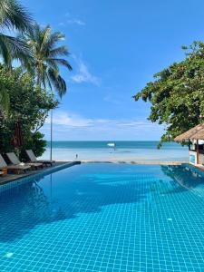 通奈潘海滩Pen's Bungalow Koh Phangan的享有海滩景致的游泳池
