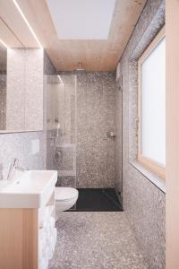 万丹斯Pinjola的带淋浴、卫生间和盥洗盆的浴室