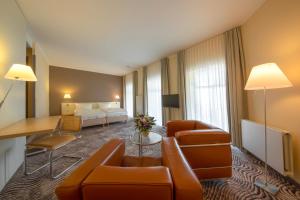 诺德奈诺德奈米歇尔斯海水浴酒店的酒店客房设有沙发和客厅。