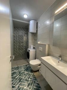 佩奇Lovely apartment in Peja Citycenter的浴室配有卫生间、盥洗盆和淋浴。