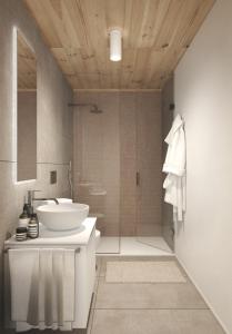 安德马特The Base Andermatt的浴室配有白色水槽和淋浴。