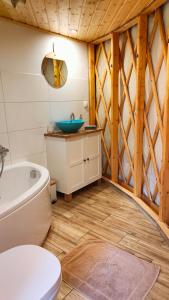 卢托维斯卡Mononoke -Jurty nad Sanem的带浴缸、卫生间和盥洗盆的浴室