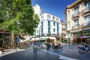 塞萨洛尼基Colors Ladadika Thessaloniki的停在城市街道上的一群摩托车