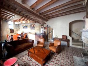 布尔邦LA CASA DE BOULBON的客厅配有沙发和桌子