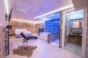 罗马Virtus Prestige - Rooms & Apartments的带浴缸的大浴室和卧室