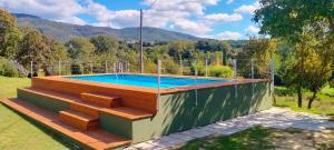 特拉诺瓦-布拉乔利尼Agriturismo Lo Zolfino的房屋顶部的游泳池