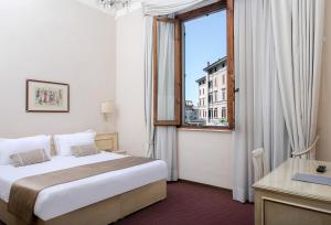 蒙特卡蒂尼泰尔梅伊尔可利尼萨维酒店的酒店客房设有床和窗户。