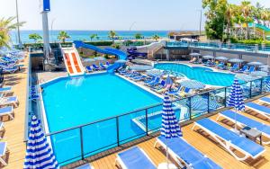 阿拉尼亚Relax Beach Hotel的游轮上的游泳池,带椅子和滑梯