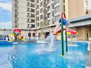 马六甲Bali Residences 6-8pax I Water Park I 5minsJonkerSt Managed by Alviv Management的一个带水上滑梯的水上公园的游泳池