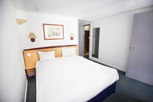赫尔钟楼赫尔酒店的卧室配有一张白色大床