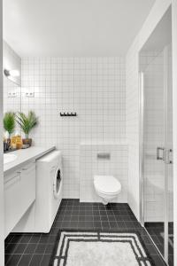 奥斯陆Tjuvholmen II, As Home的白色的浴室设有卫生间和水槽。